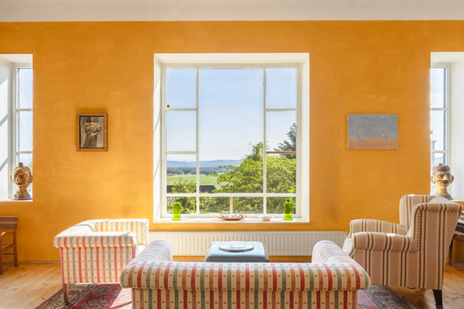 Wohnsalon mit Ausblick auf die Südsteirische Weinstraße
