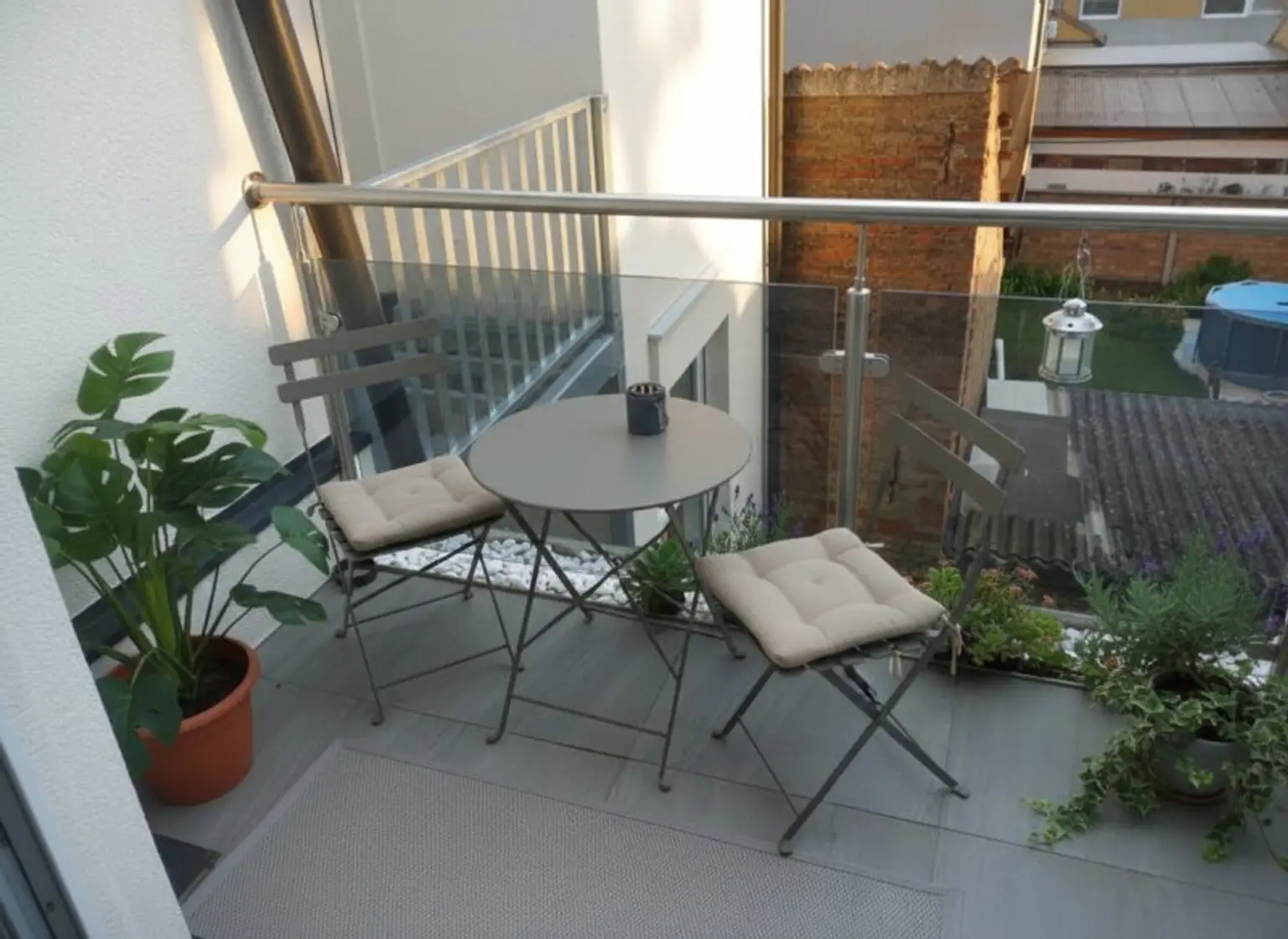 Balkon: KI generierte Einrichtung