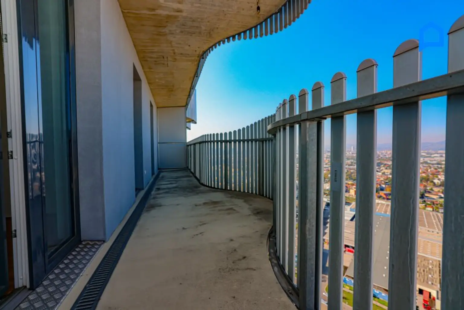 * CITY GATE TOWER * Weitblick über Wien * helle 3 Zimmer * große Loggia* Balkon* Top Küche* Klimaanlage *
