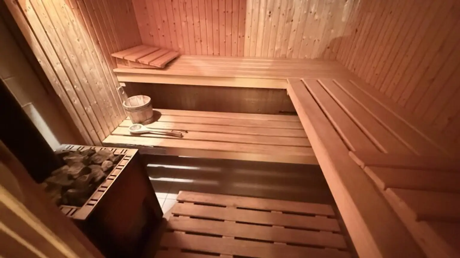 Einfamilienhaus mit Sauna uvm. auf Pachtgrundstück (verlängerbar) in Steinbrunn mit Zugang zum Badeteich!