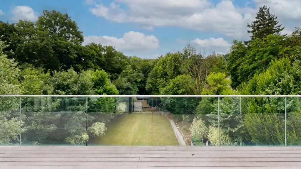 Luxusvilla mit Infinitypool in absoluter Ruhelage in Hinterbrühl – Exklusives Anwesen mit Top-Ausstattung
