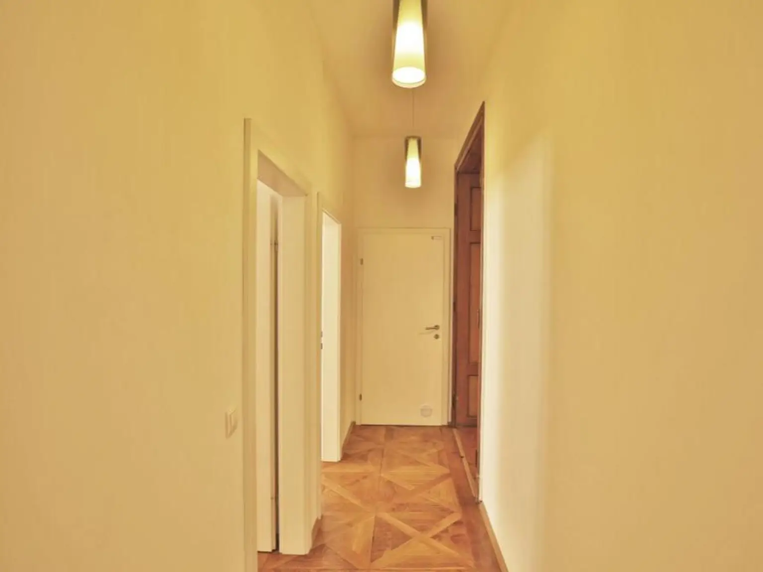 Große, wunderschöne Altbau-Wohnung mit 8 Räumen sucht einen neuen Eigentümer