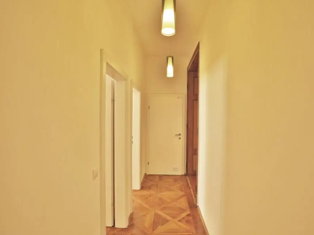Große, wunderschöne Altbau-Wohnung mit 8 Räumen sucht einen neuen Eigentümer