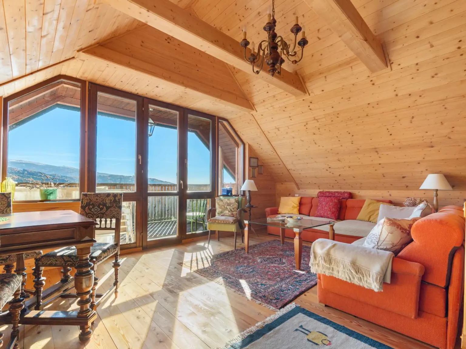 Heller Wohnraum im Obergeschoss