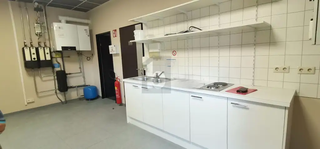 GERÄUMIG MIT GROSSEN SCHAUFENSTERN IN ZENTRALER LAGE