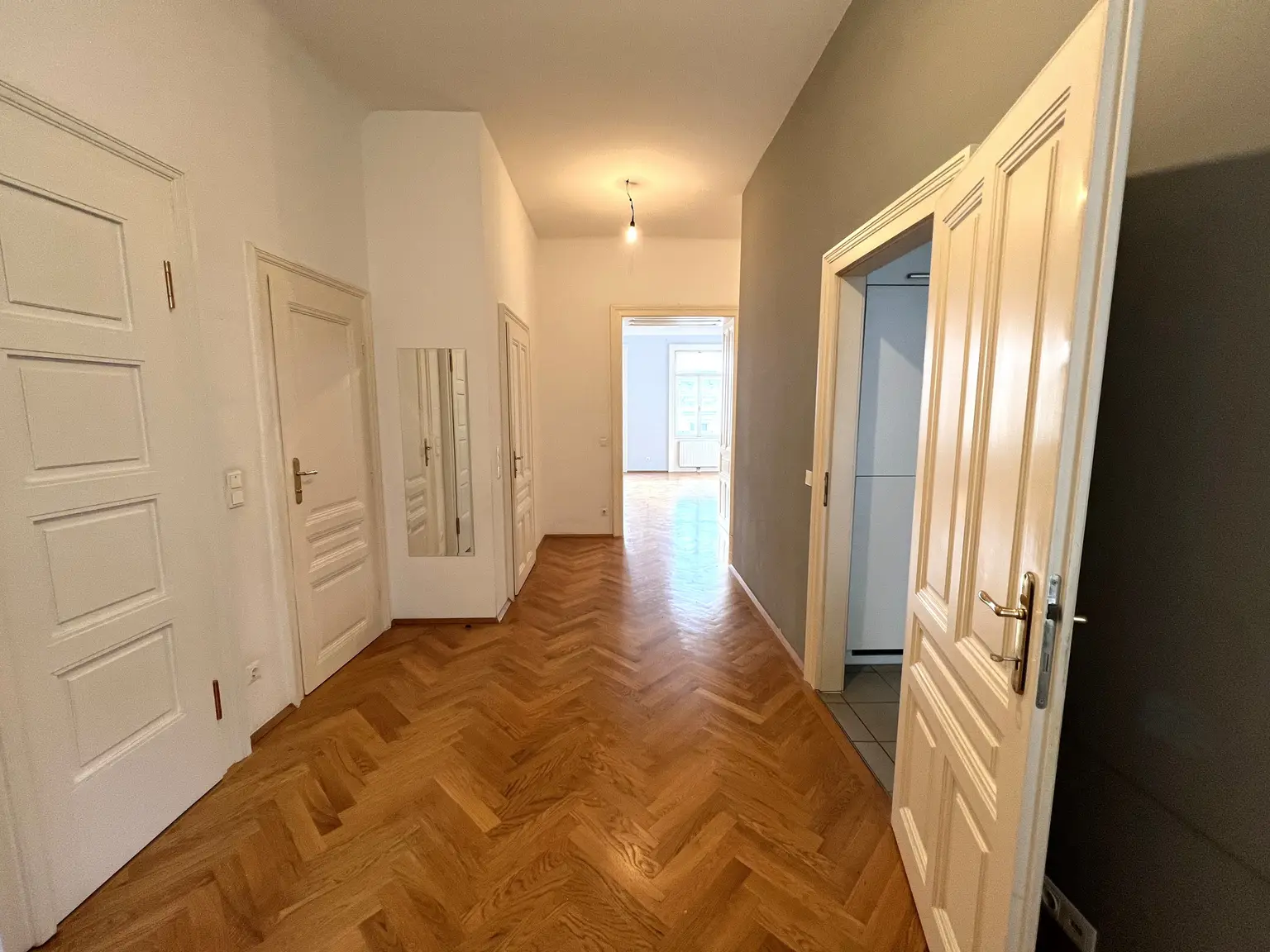 Wohnen in Bestlage: Schöne 4-Zimmer Altbauwohnung