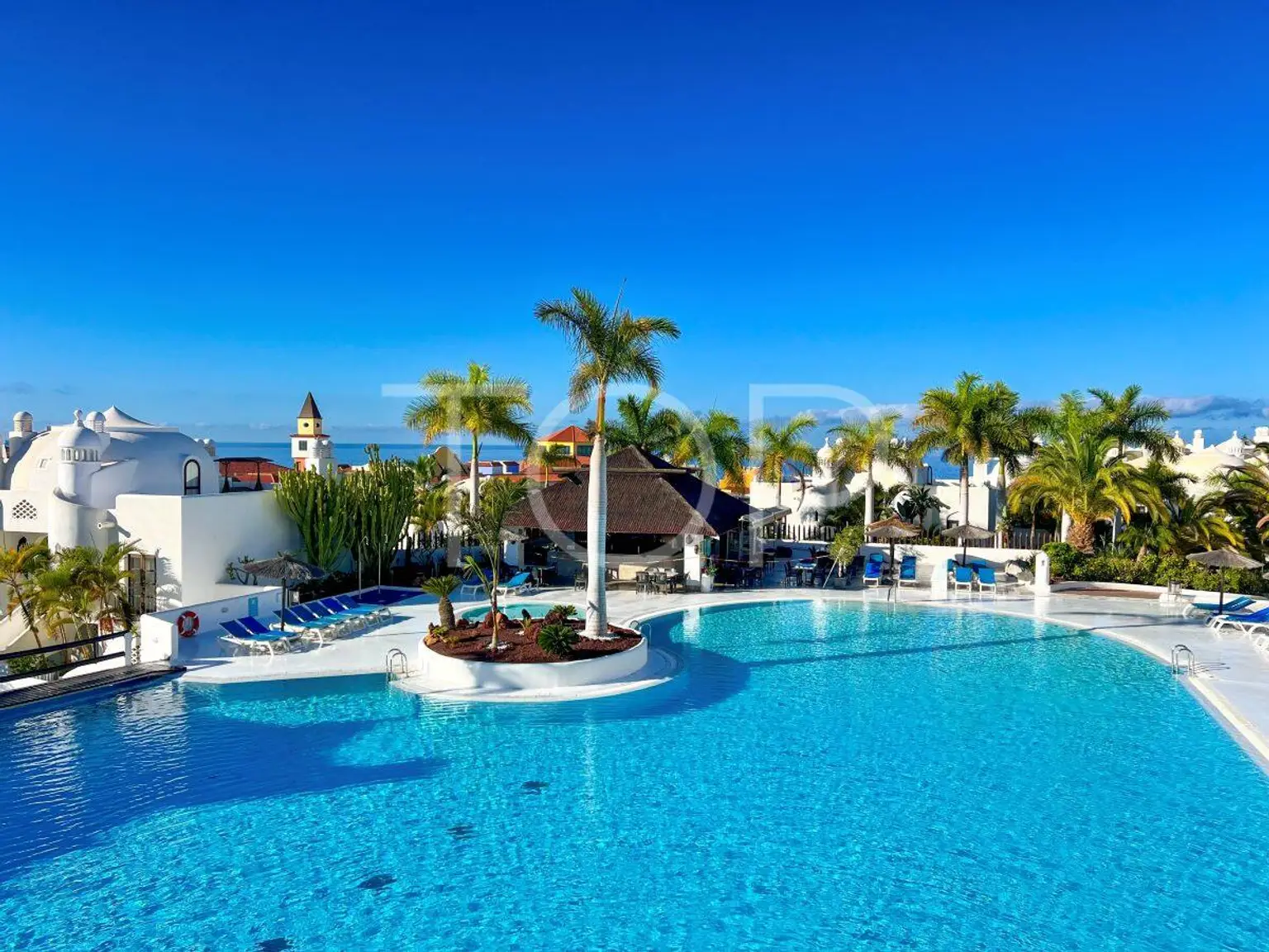 Beautiful ground floor apartment with pool view for rent in Playa Paraíso