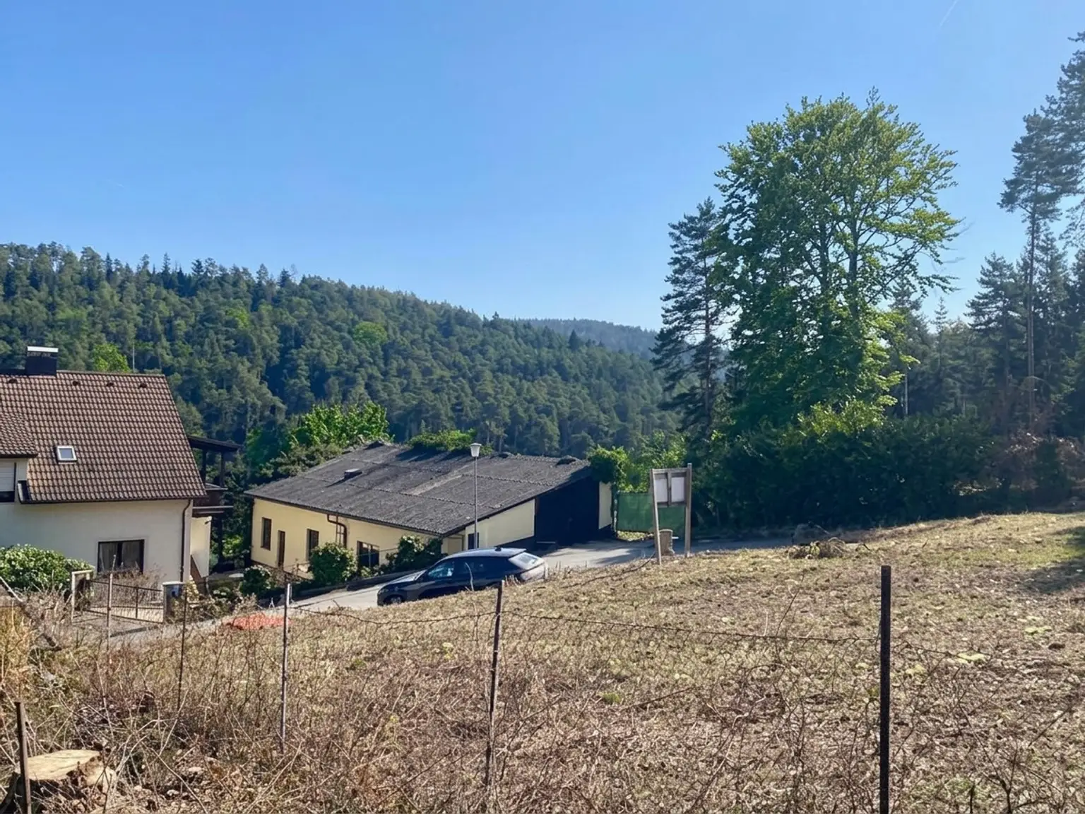 Blick auf Nebengrundstück (ebenso käuflich erwerbbar)