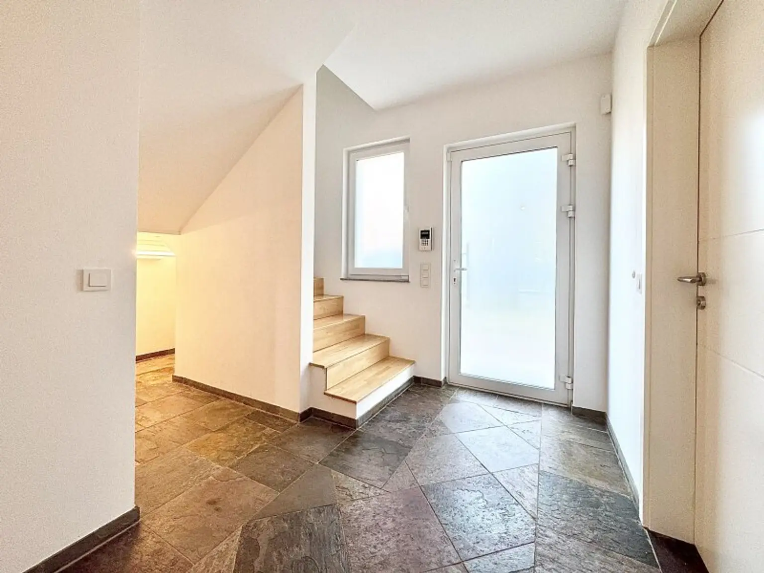 Grüne Ruheoase mit toller Infrastruktur I großzügiger Garten + Balkon I geräumige Zimmer I 2 Bäder I Alarmanlage I