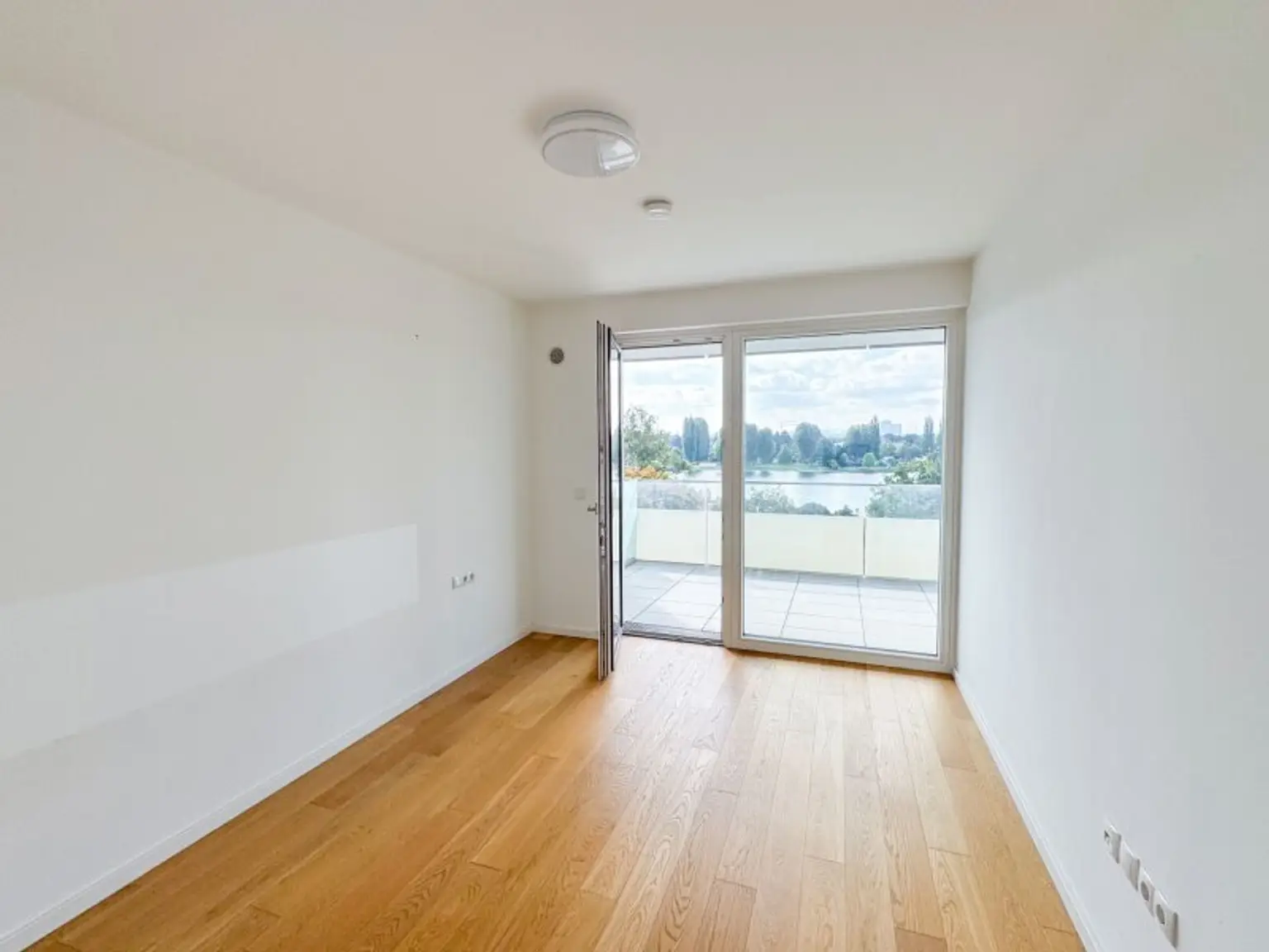 3-Zimmer-Wohnung mit Balkon & Blick auf die Alte Donau – Top-Zustand, klimatisiert, zentral begehbar!