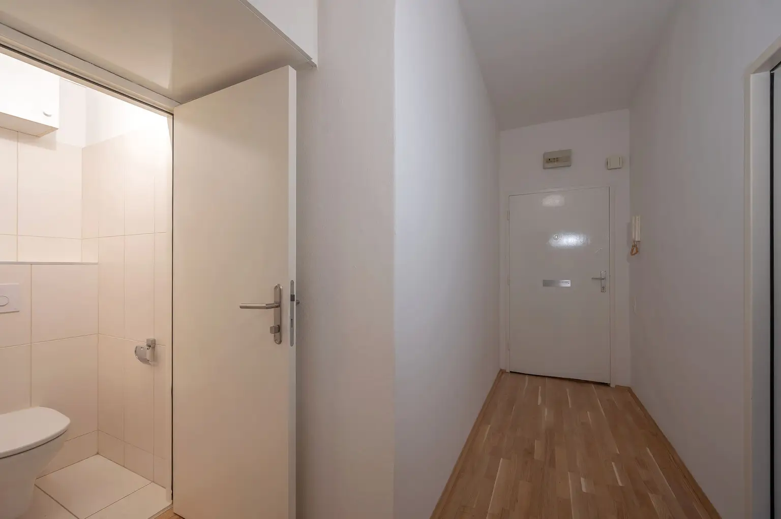 Eingangsbereich Blick zum WC und Eingang