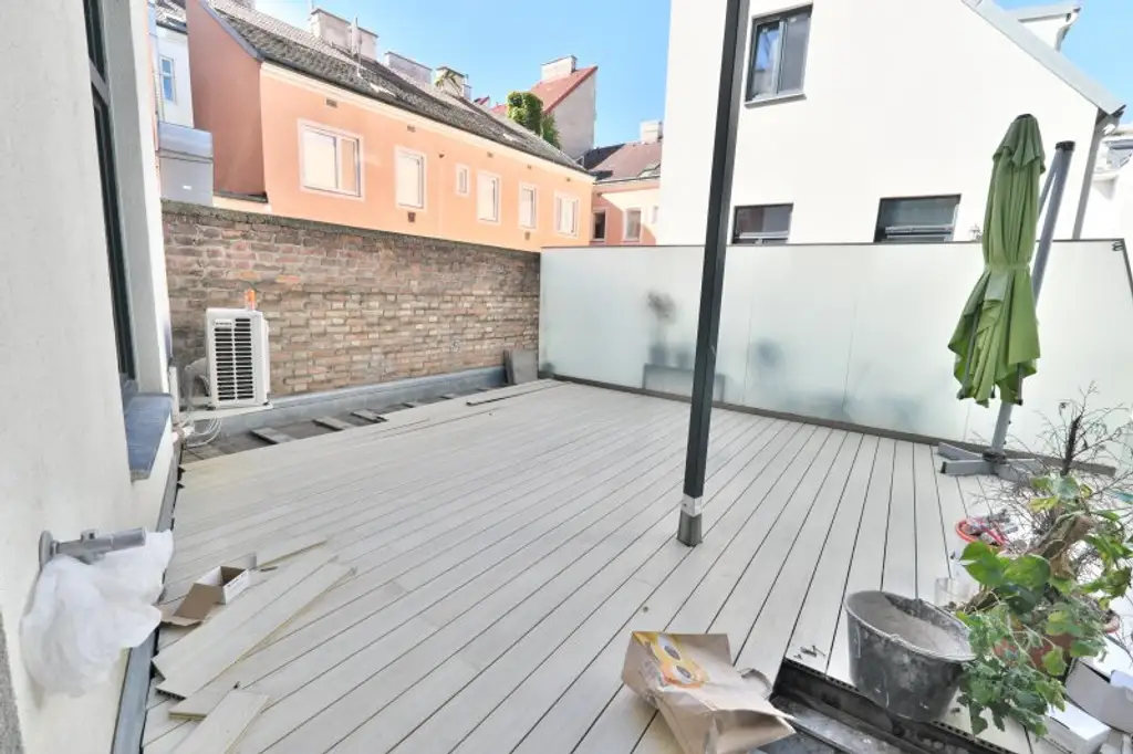 SIEBENBRUNNENPLATZ: Wohnküche + 2 Zimmer + 32 m² Terrasse (neben neuer U2-Station Reinprechtsdorfer Straße)