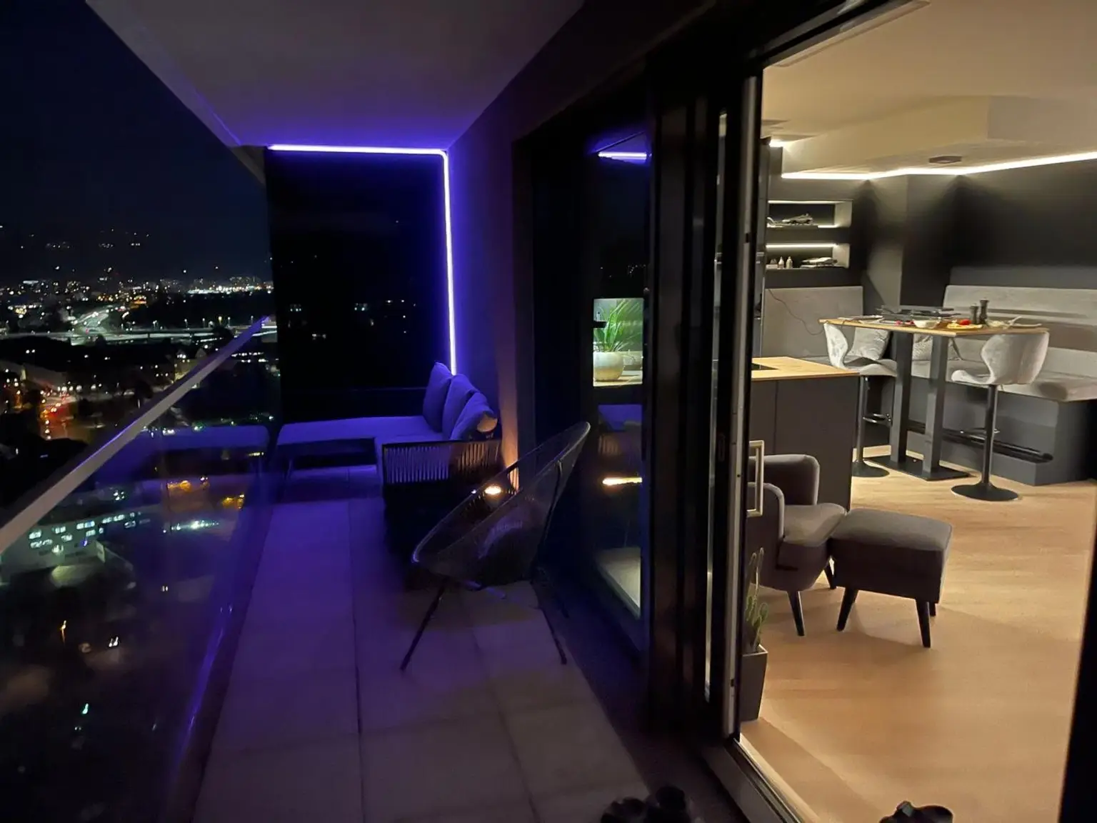 Balkon/Ausblick bei Nacht
