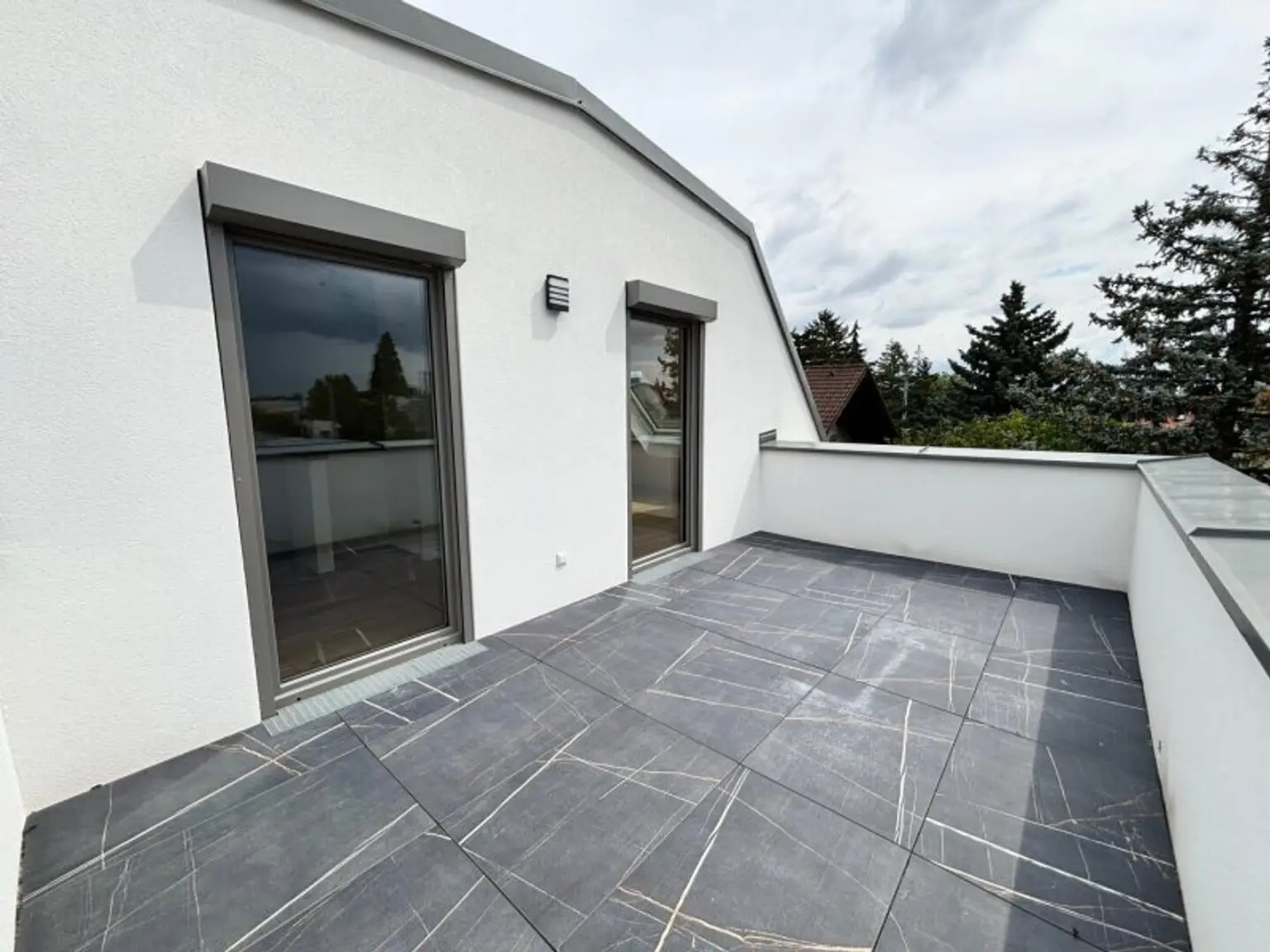 Modernes Eckreihenhaus in TOP-LAGE nahe U6: Erstbezug  mit Garten, Dachterrasse, 5 Zimmern, 2 Bädern – inkl. Küche & Stellplatz