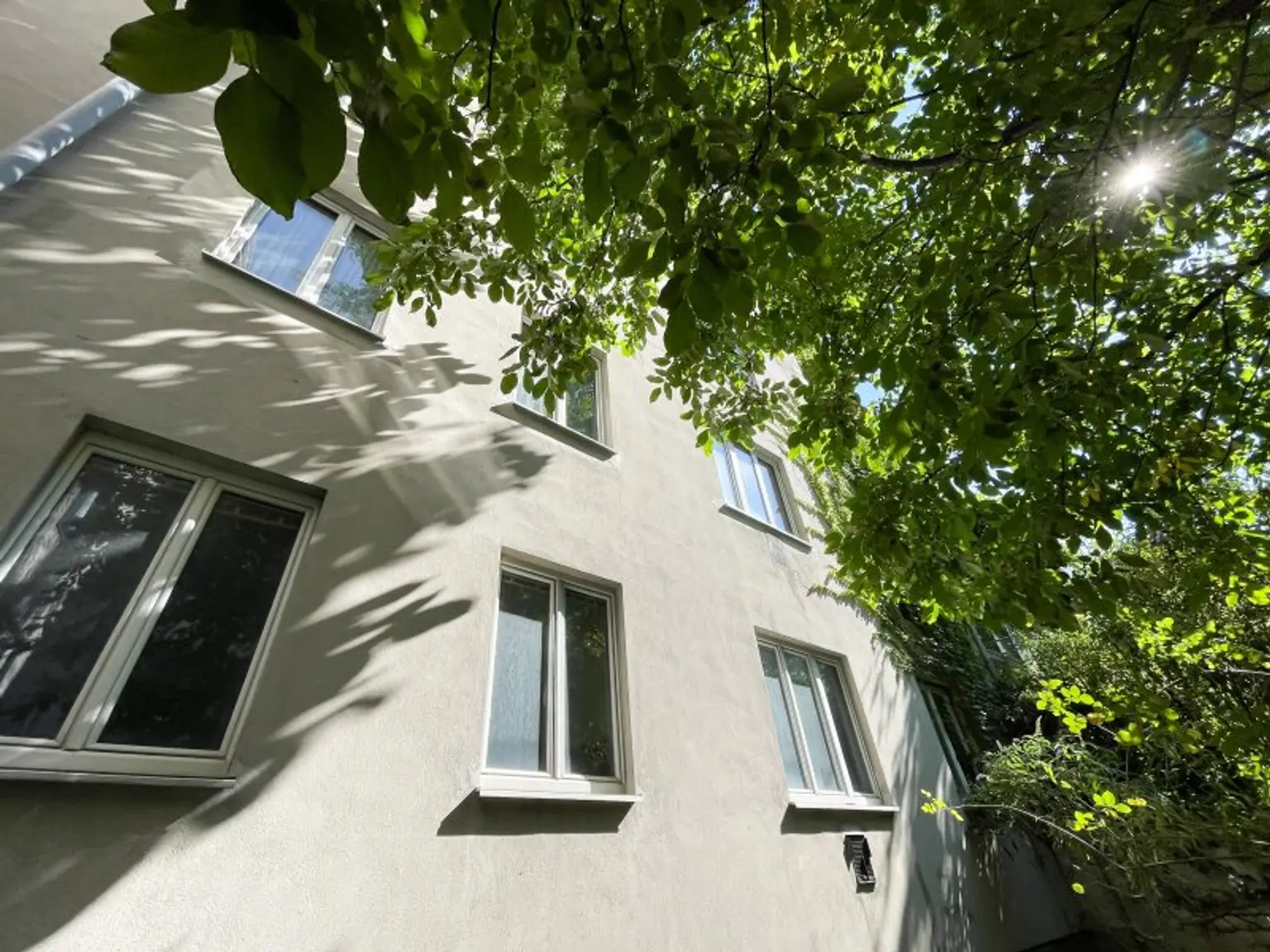 Nähe U6 "NIEDERHOFSTRASSE" & MEIDLINGER MARKT: komplett hofseitige 3-Zimmerwohnung