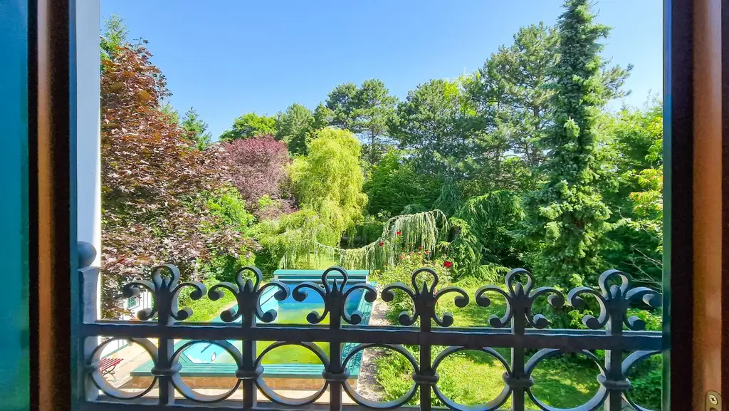 Grüne Oase in Prestige-Lage, Stilvilla mit ca. 1.600 m² Grund, Gästehaus, 2 Garagen und großem Pool