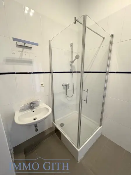 EXKLUSIVE ALTBAUWOHNUNG MIT 2 BALKONEN UND TRAUMBLICK ÜBER WIEN – 258 m² IN BESTLAGE DES 4. BEZIRKS UNBEFRISTET ZU MIETEN!