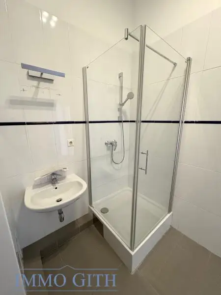 EXKLUSIVE ALTBAUWOHNUNG MIT 2 BALKONEN UND TRAUMBLICK ÜBER WIEN – 258 m² IN BESTLAGE DES 4. BEZIRKS UNBEFRISTET ZU MIETEN!