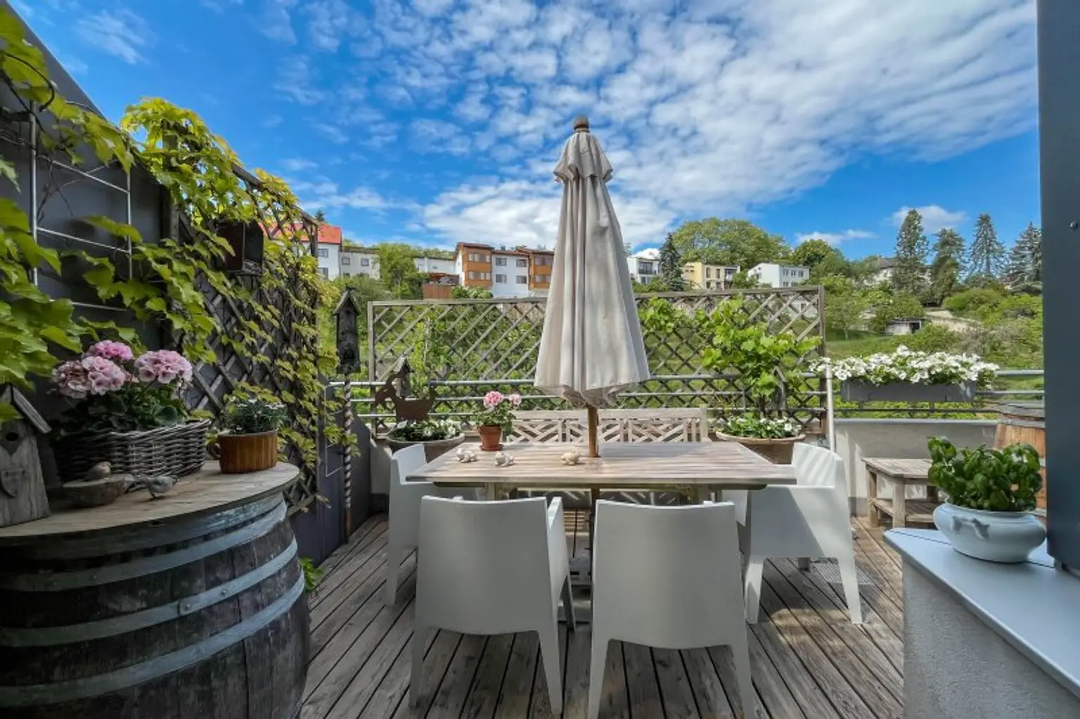 teilweise überdachter Balkon