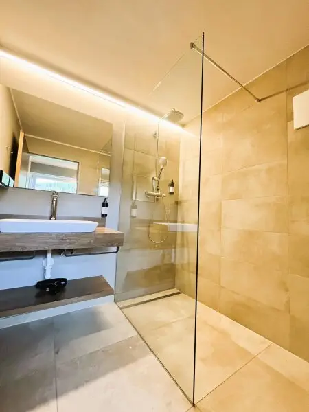 Modernes Bad mit Walk-In-Dusche