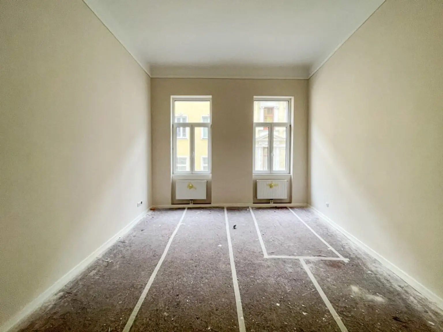 HISTORISCHES ZINSHAUS: wunderschön sanierte 2-Zimmer-Altbauwohnung