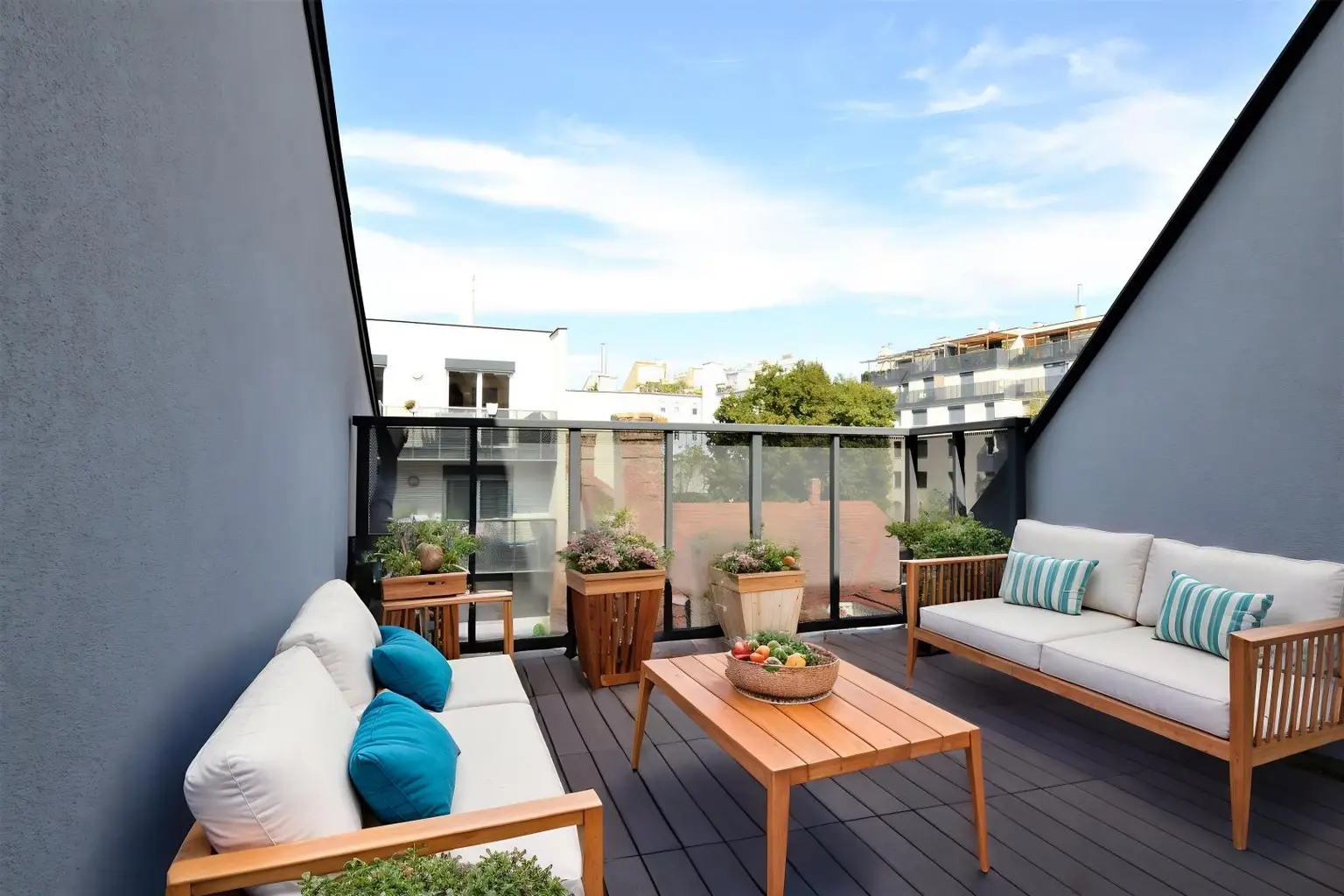 Helle Dachgeschosswohnung mit Charme und viel Freifläche