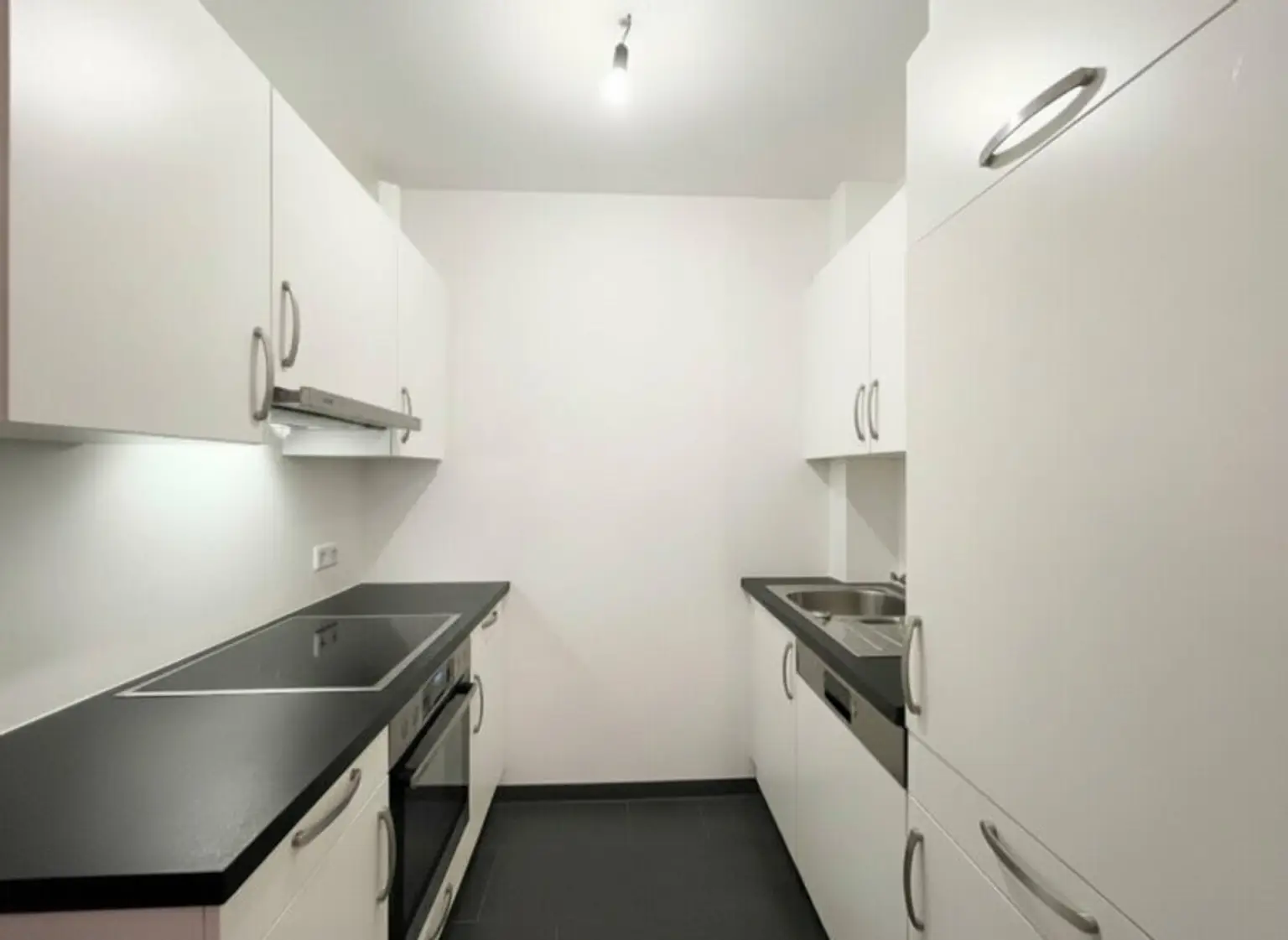 U3 Kendlerstraße: helle ruhige klimatisierte 2-Zimmer-Dachgeschosswohnung mit Loggia/Balkon