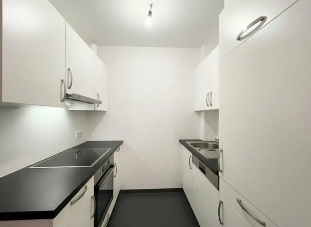U3 Kendlerstraße: helle ruhige klimatisierte 2-Zimmer-Dachgeschosswohnung mit Loggia/Balkon
