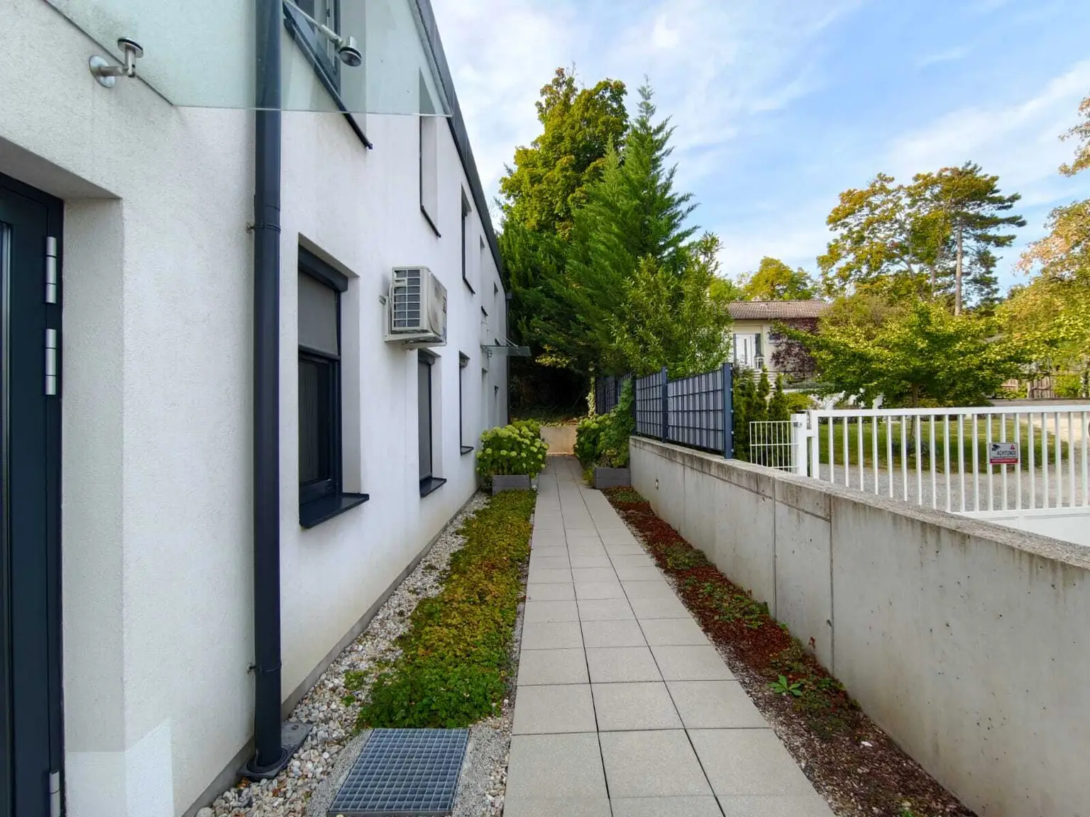Moderne 3 Zimmerwohnung inkl. Balkon + 2 Garagenplätze!