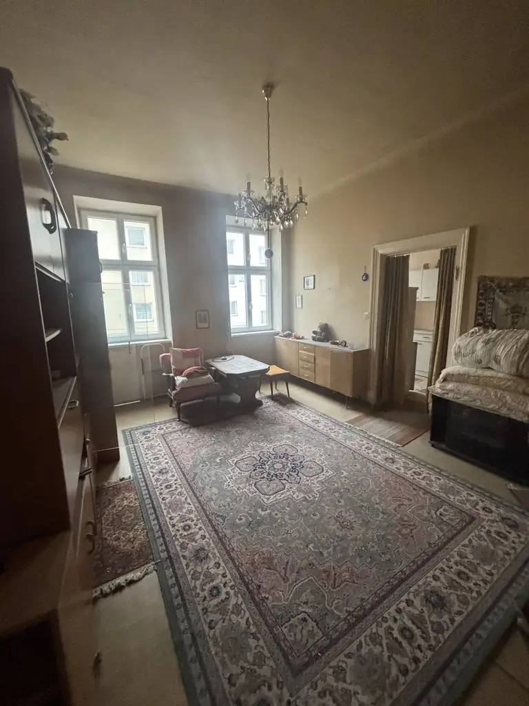 Sanierungsbedürftige 4 Zimmer Altbauwohnung mit viel Potential in zentraler Döblinger Lage - Billrothstrasse !