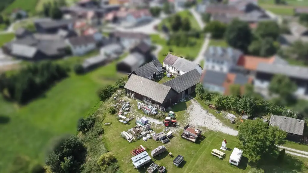 Sanierungsbedürftiger Bauernhof mit Hobby-Autowerkstatt in idyllischer Lage