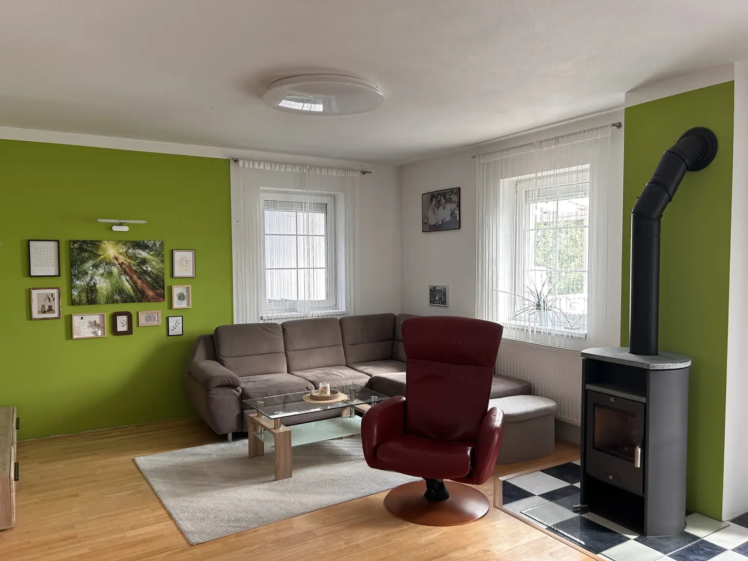 Wohnzimmer mit Kamin