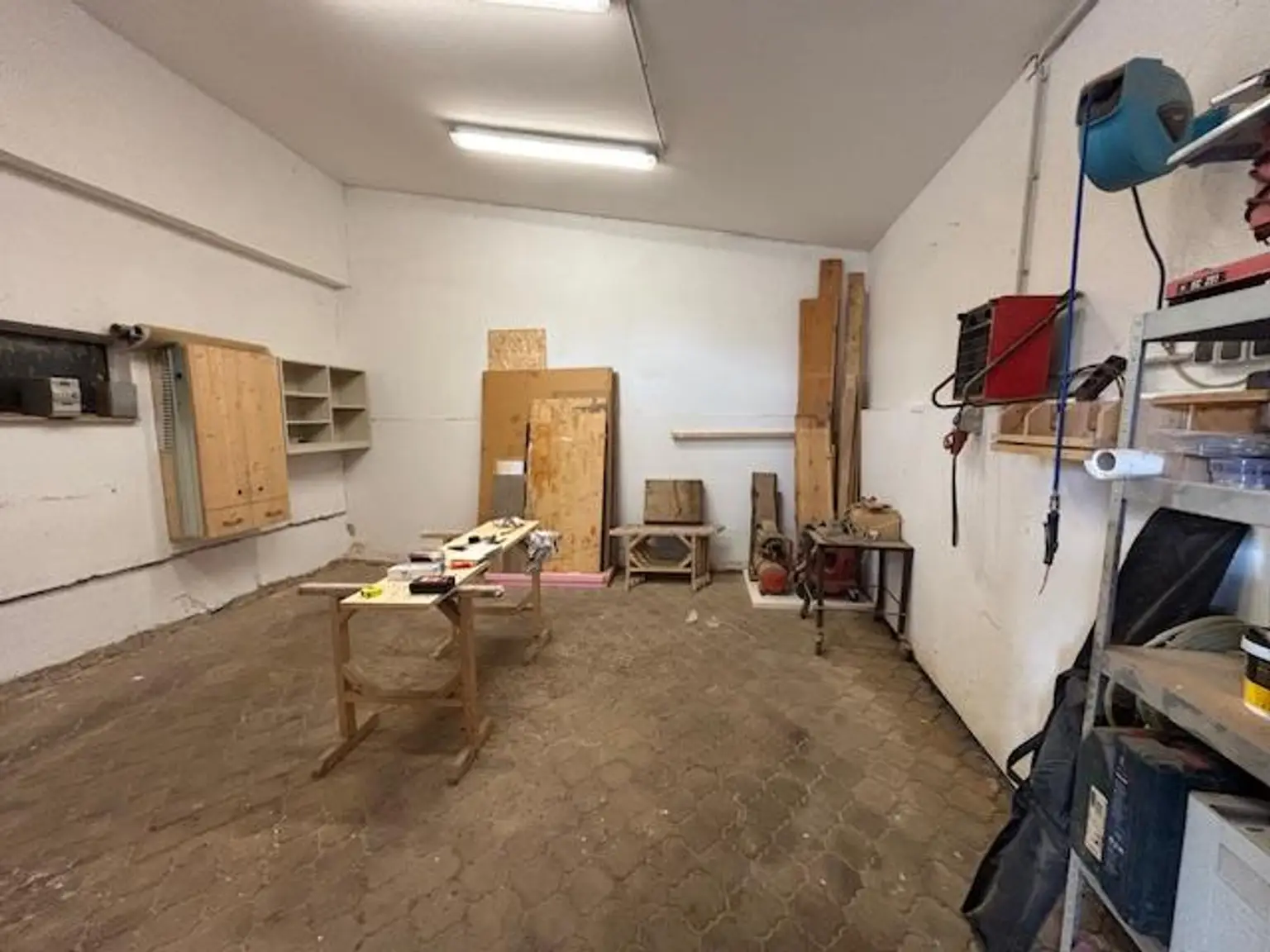 Werkstatt mit großem Einfahrtstor