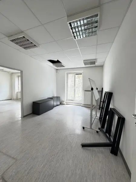 Zentrale Bürofläche mit 10 Zimmern und Stellplatz – ideal für Praxis oder Kanzlei