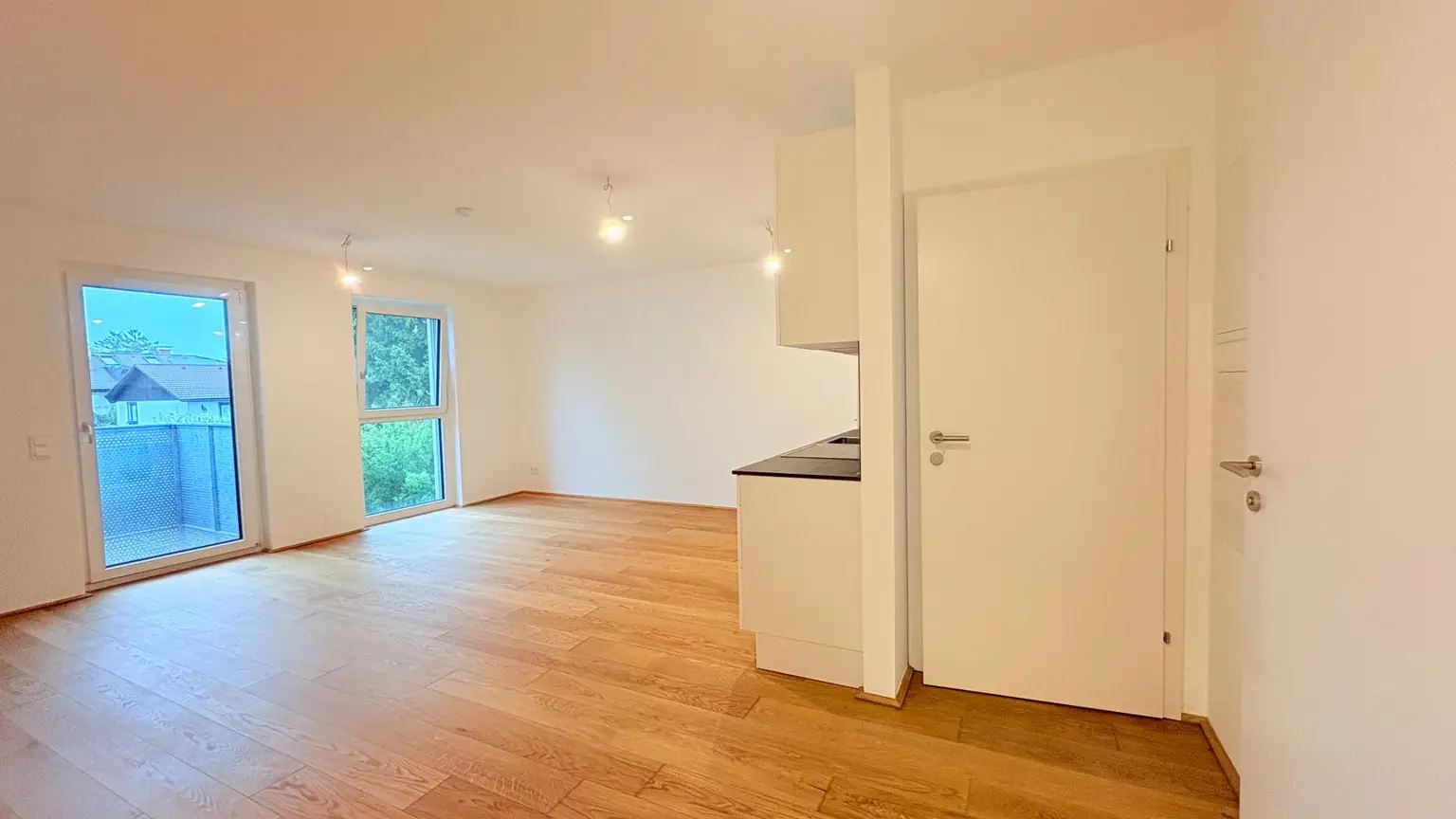 Tolle Wohnung statt Hinterholz, in deckengekühlter Ruhelage ca. 53m2 (weitere 2 Zimmer mit Balkon frei), Stellplatz möglich und erwünscht!!