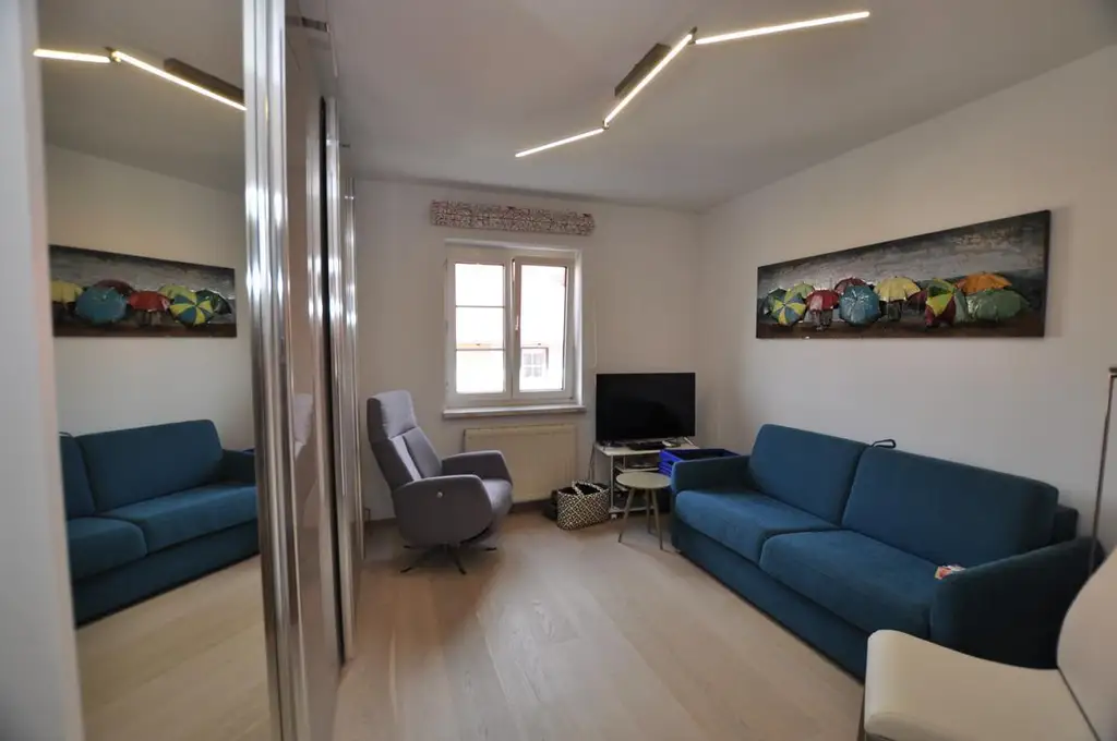 Sonnige 3-Zimmer-Wohnung im 1. Stock mit großer Loggia und Einzelgarage