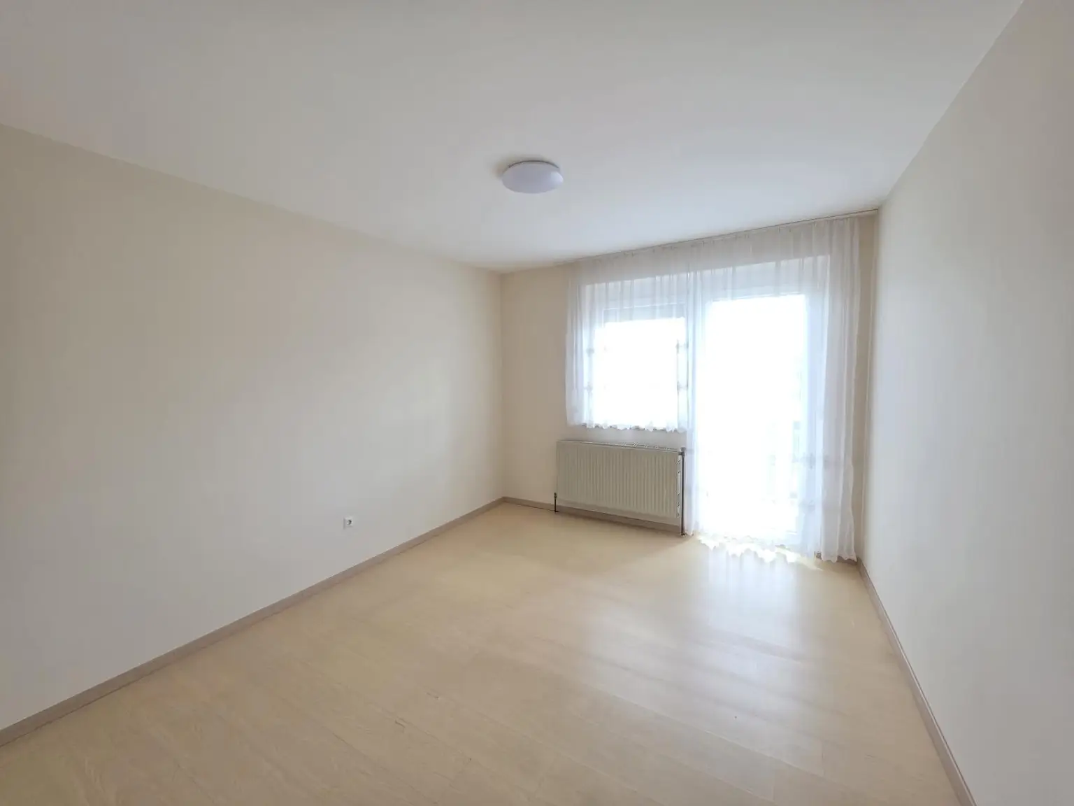 Schlafzimmer mit Zugang auf den Balkon