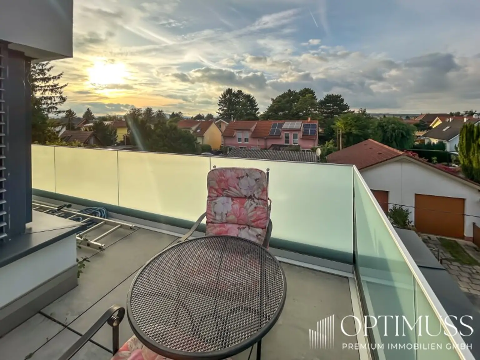 Moderne Doppelhaushälfte mit Terrasse, Pool , Garten & hochwertiger Ausstattung - Exklusives Wohnen in Gerasdorf !