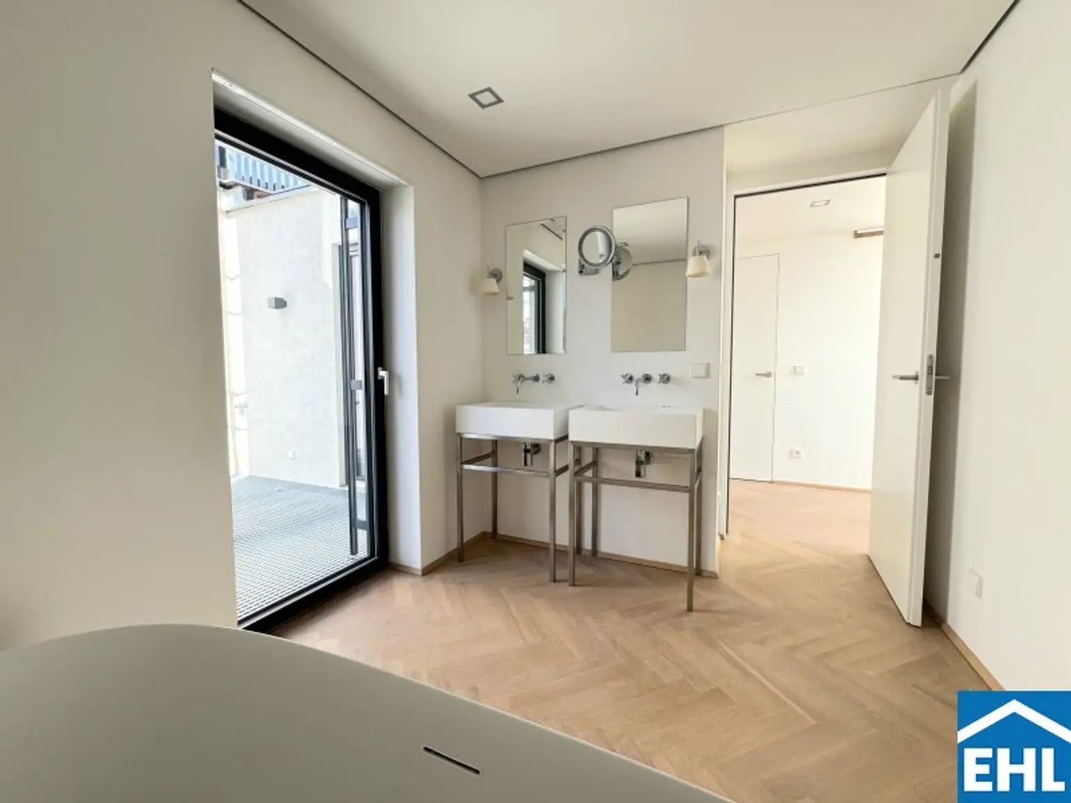 Spektakuläre Dachgeschoßmaisonette mit Terrassentraum und Blick auf die Canisiuskirche