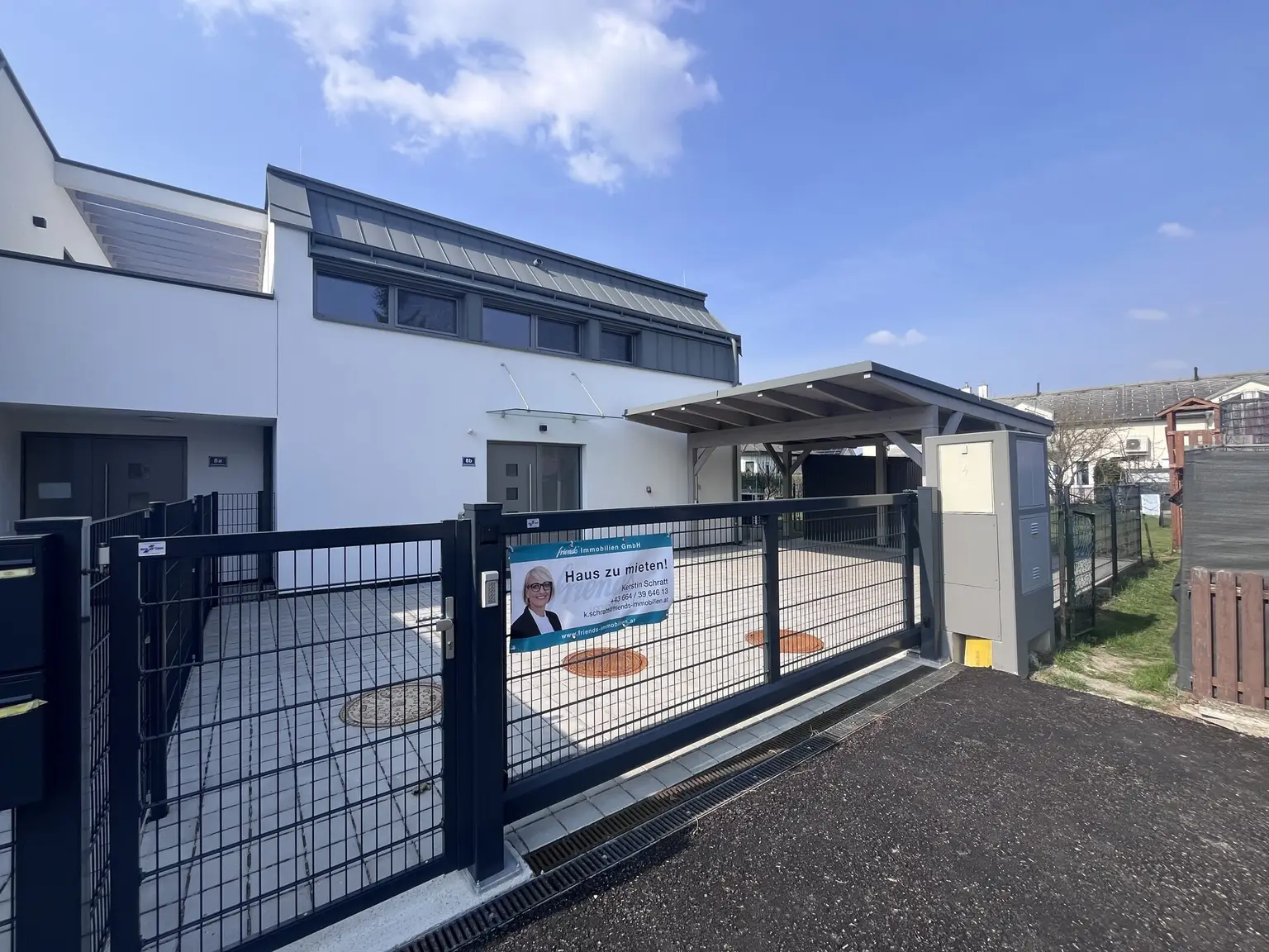 Erstbezug !! Traumhafte Doppelhaushälfte , Wohnkeller  mit Garten und 2 Stellplätzen!