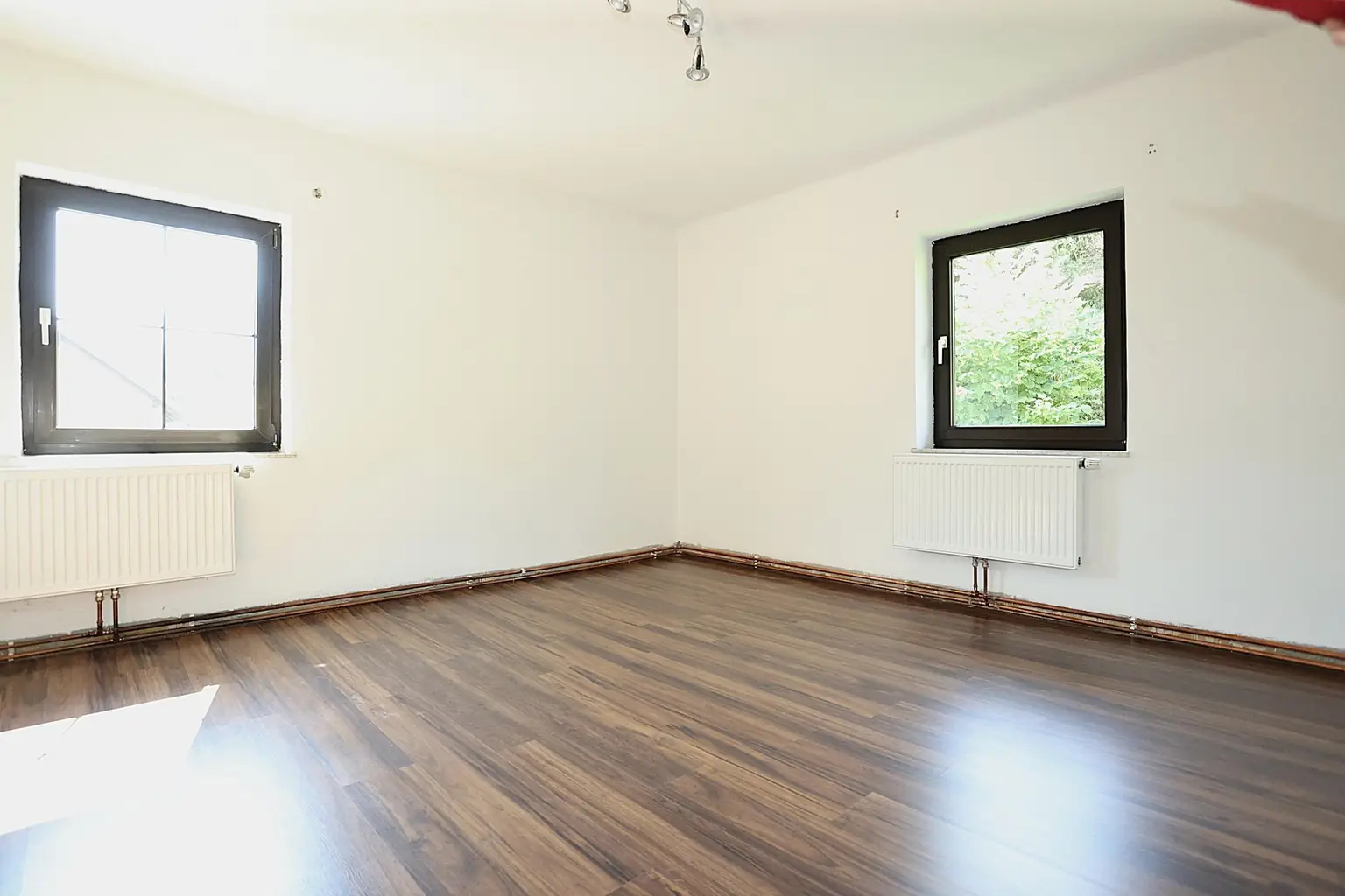 Ein-/Zwei- oder Mehrfamilienhaus zum Innenrenovieren auf 1.343 m² Grund mit Garage und Abstellplätze