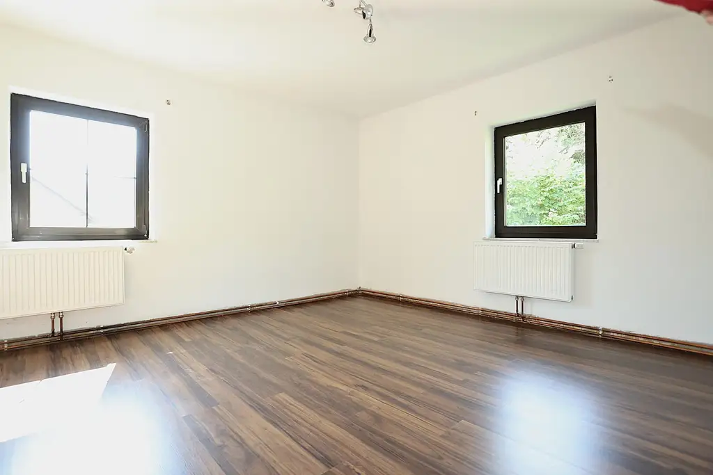 Ein-/Zwei- oder Mehrfamilienhaus zum Innenrenovieren auf 1.343 m² Grund mit Garage und Abstellplätze