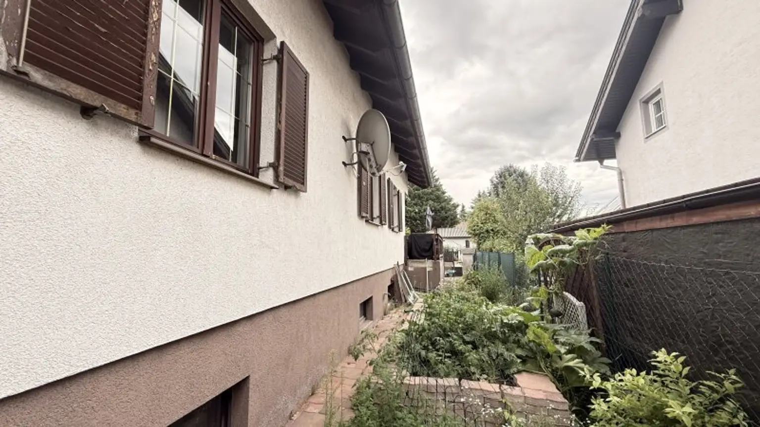 Einfamilienhaus mit Sauna uvm. auf Pachtgrundstück (verlängerbar) in Steinbrunn mit Zugang zum Badeteich!