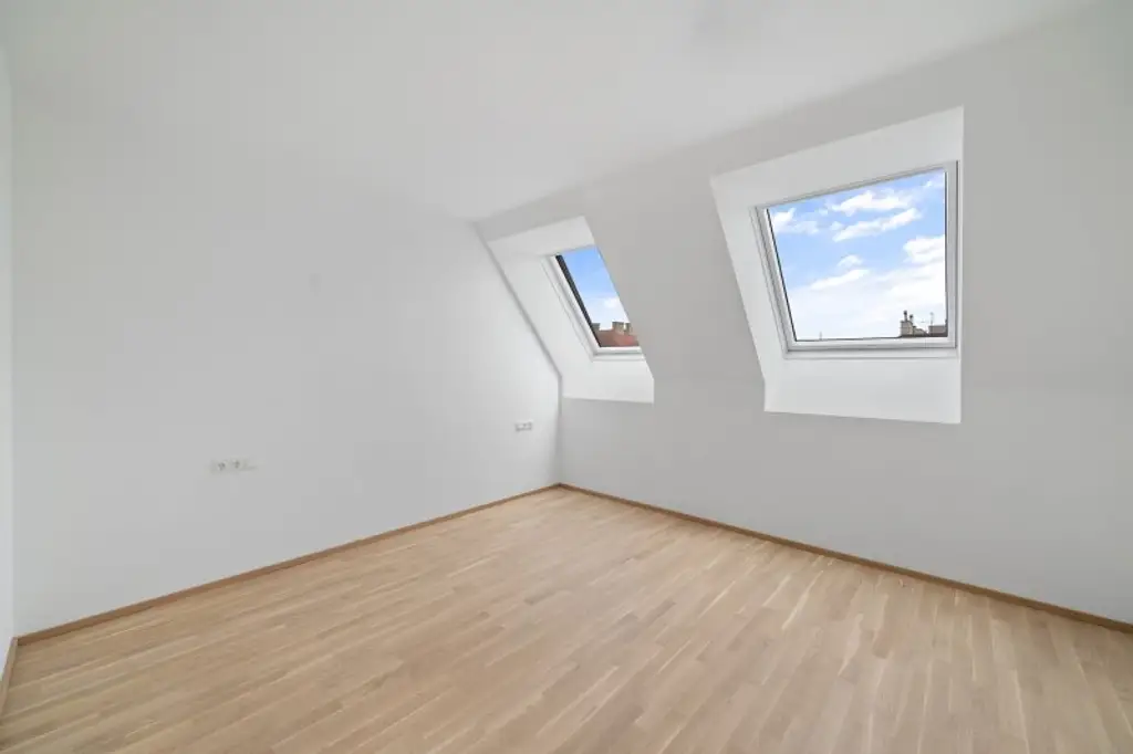 4-Zimmer-Dachgeschosswohnung (Massivbauweise) mit Terrasse und Dachterrasse in generalsaniertem Altbau