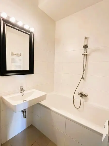 WOHNJUWEL: Elegante, modernisierte 2-Zimmer-Altbauwohnung in bester Lage ab sofort zu kaufen!