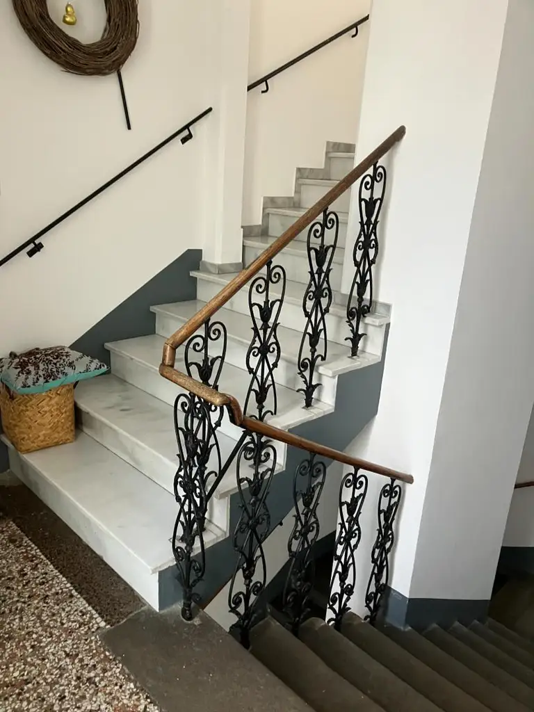 "Under Construction "   Wohnung zum Sanieren.