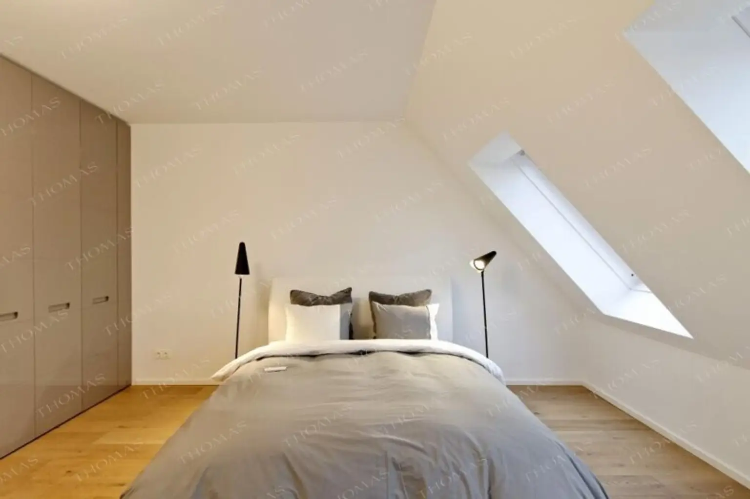 Exklusiv möbliertes DG Apartment mit Terrasse