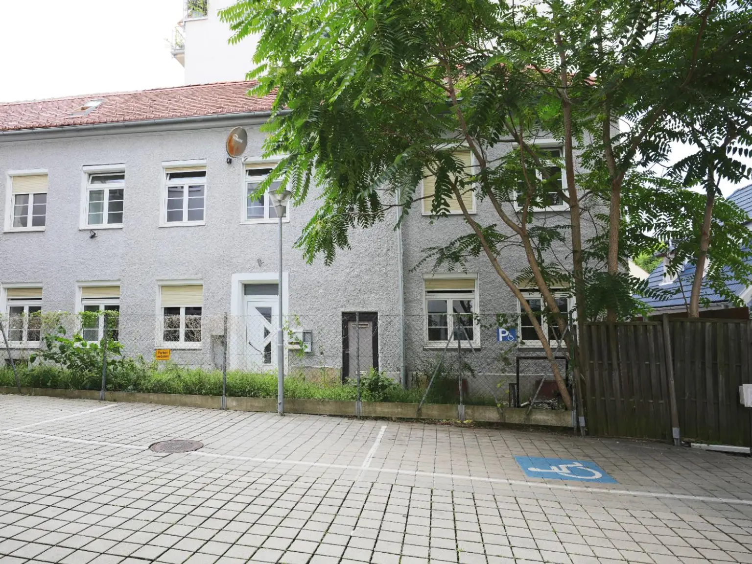 Renovierungsbedürftiges ZInshaus mit aureichend Parkplätzen im Trendbezirk Graz/Lend