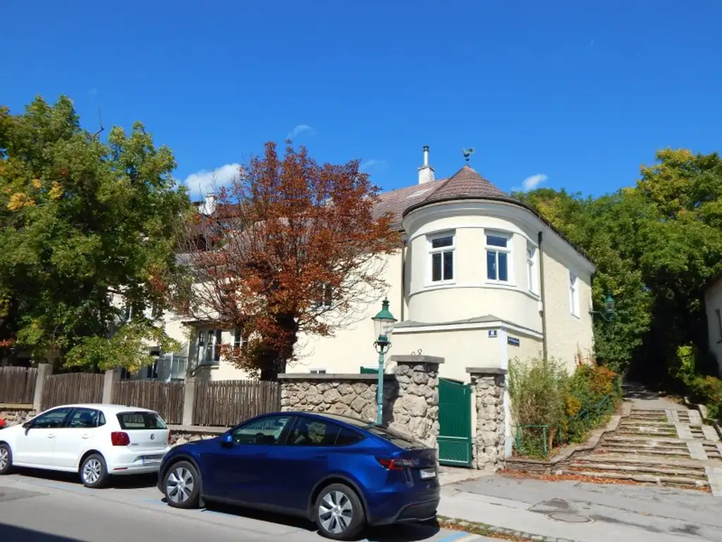 Historisches Gebäude mit großen Weinkeller mit Gewölbe im Zentrum von Perchtoldsdorf