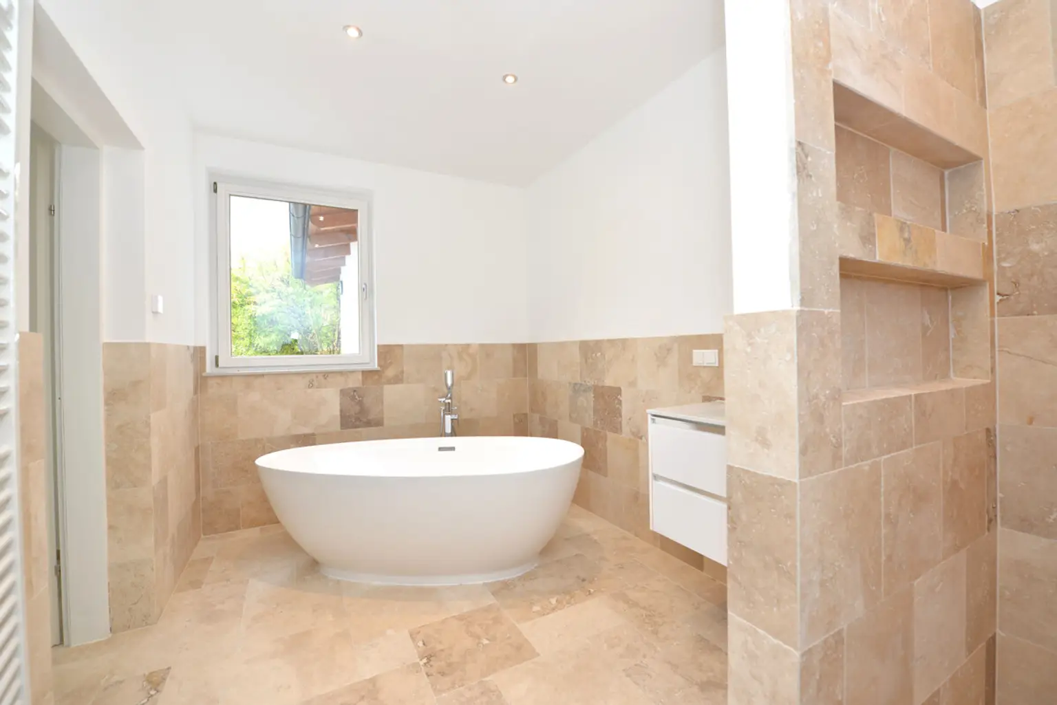 GROßZÜGIGE VILLA IN PURKERSDORF MIT 426 M², SAUNA, POOL, WINTERGARTEN & BESTER ANBINDUNG NACH WIEN